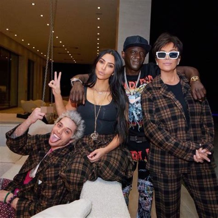 Pete Davidson & Kim Kardashian Were ‘Holding Hands’ On Romantic Staten Island Date
