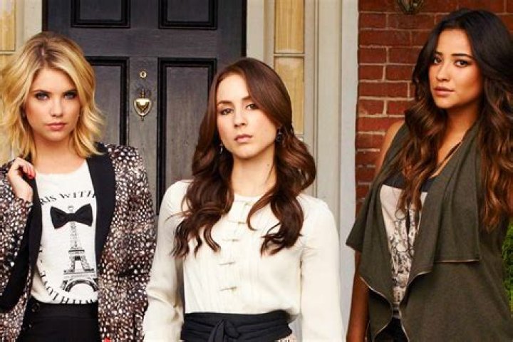 Photos Of The ‘Pretty Little Liars’ Star – Hollywood Life