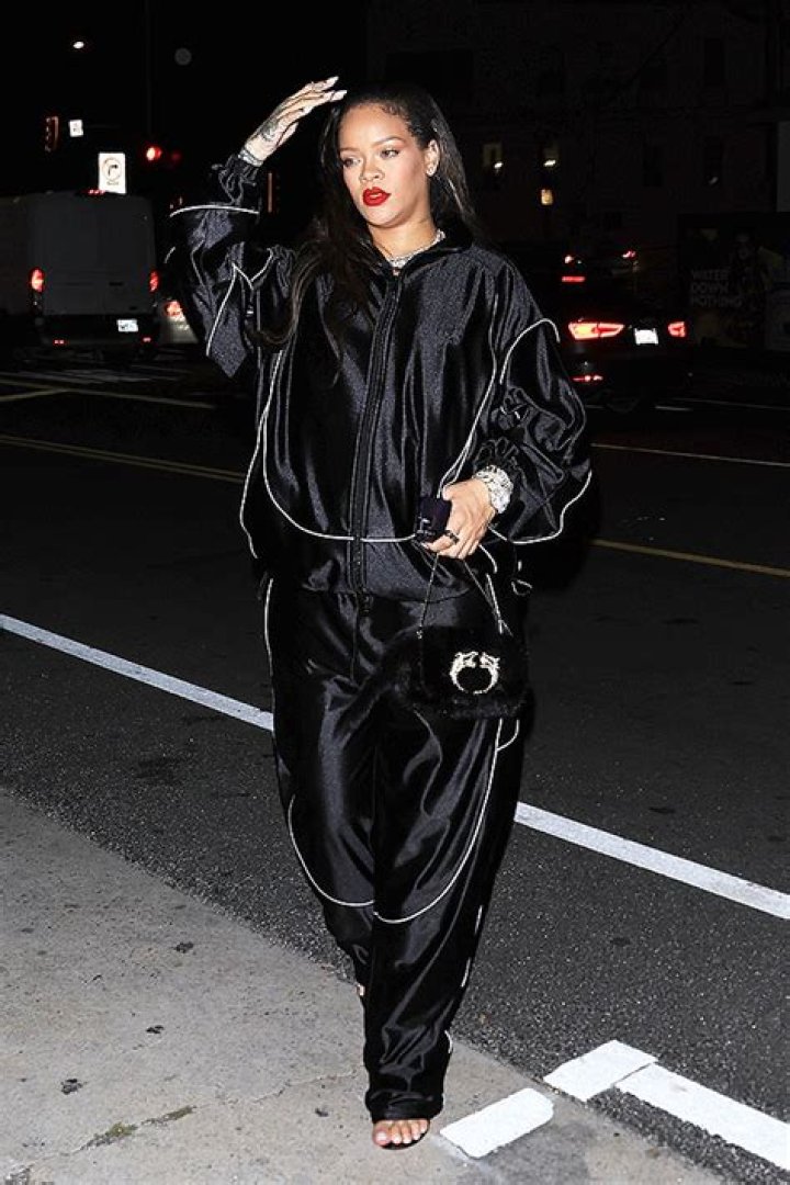 Rihanna Rocks Black Outfit During Dinner Outing In Los Angeles: Photos – Hollywood Life