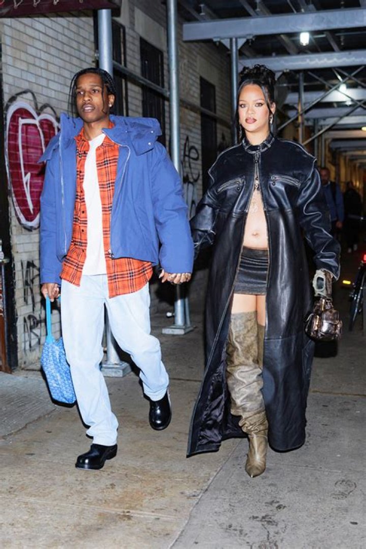 Rihanna Rocks Mini Skirt & Boots With Baby Bump On Display – Hollywood Life