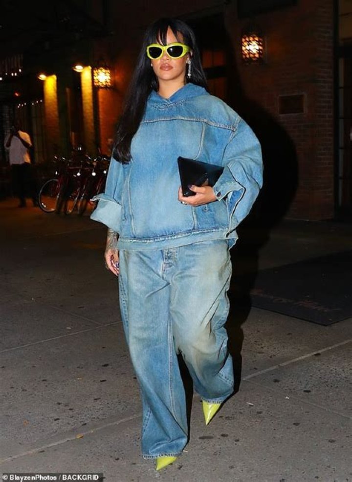 Rihanna Wears Baggy Jeans & Heels To Dinner With Her Friends In NYC – Hollywood Life