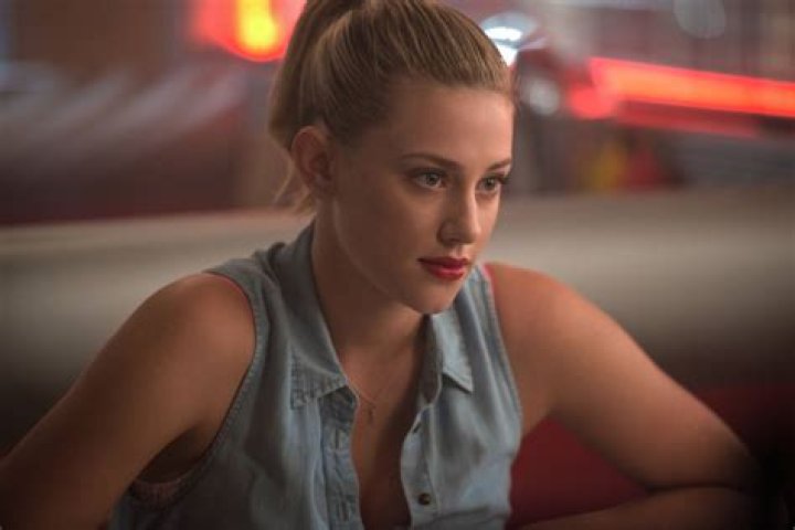 ‘Riverdale’: Lili Reinhart On Revealing Betty’s Dark Side & The ‘Cracks In Her Perfect Facade’