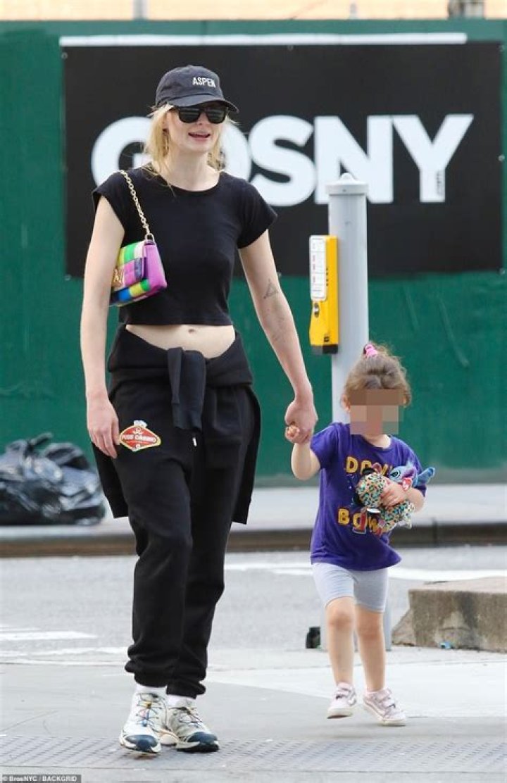 Sophie Turner’s Baggy Sweatshirt As Pregnancy Rumors Continue To Swirl – Hollywood Life