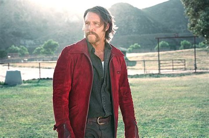 Star Jake McDorman Teases Wild New Series – Hollywood Life