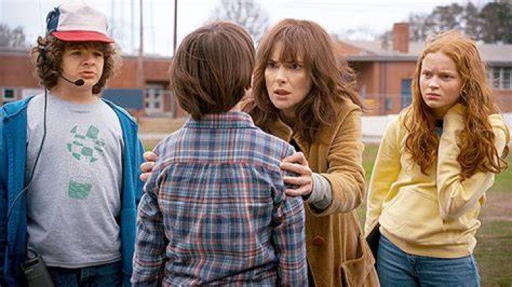 ‘Stranger Things’ Character Pregnant? See Season 3 Baby Bump Pic – Hollywood Life