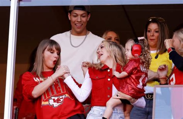 Taylor Swift and Brittany Mahomes ‘Hit It Off’ at Post-Game Party – Hollywood Life