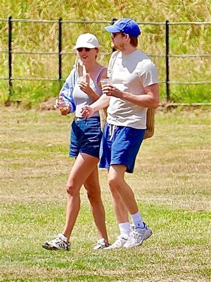 Taylor Swift & Joe Alwyn Spotted Holding Hands In London: Photos – Hollywood Life