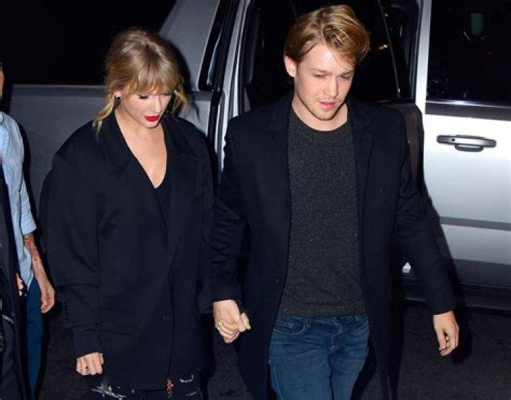 Taylor Swift’s Ex-Boyfriends — Which One Is ‘Shake It Off’ About? – Hollywood Life
