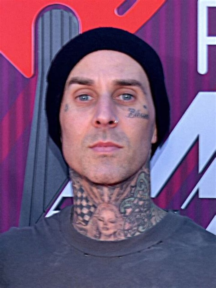 Travis Barker Gets Flirty – Hollywood Life