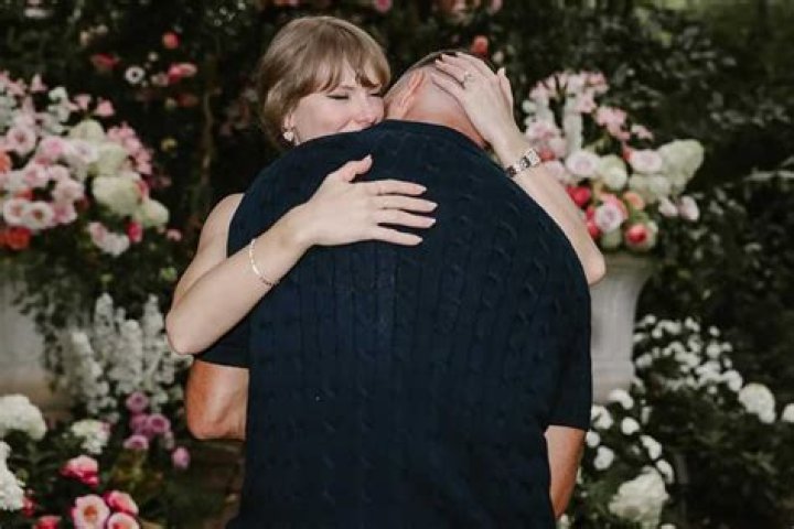 Travis Kelce Reveals How He and Taylor Swift Are Coping With the Attention on Their Relationship