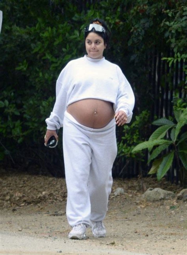 Wears Crop Top To Show Pregnant Belly – Hollywood Life