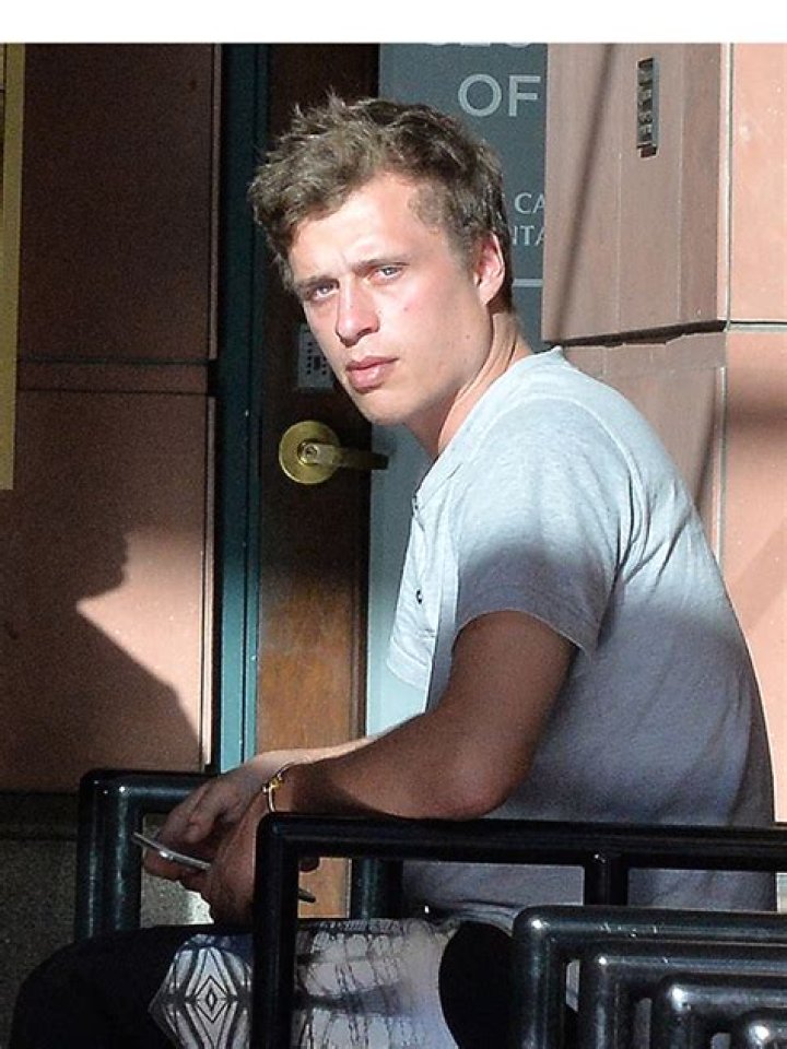 Who Is Conrad Hilton? 5 Things About Paris’s Troubled Brother – Hollywood Life