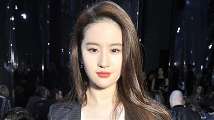 Who Is Yifei Liu? 5 Things On The ‘Mulan’ Actress – Hollywood Life